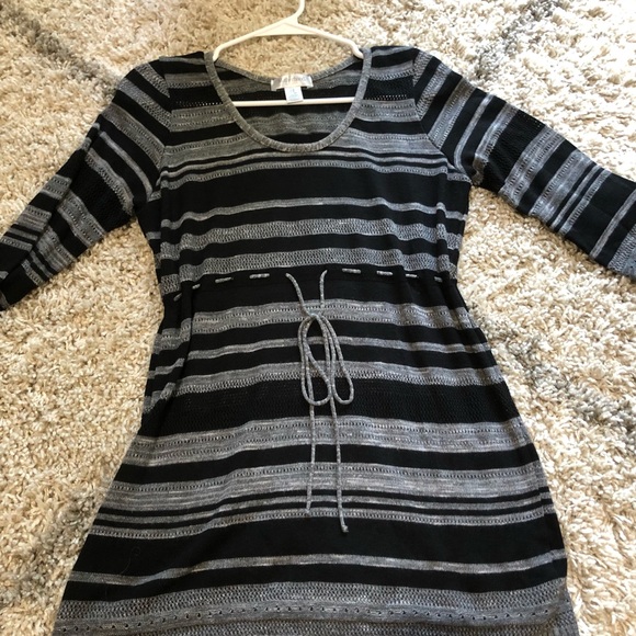 4 Maternity tops, size small - Picture 2 of 10